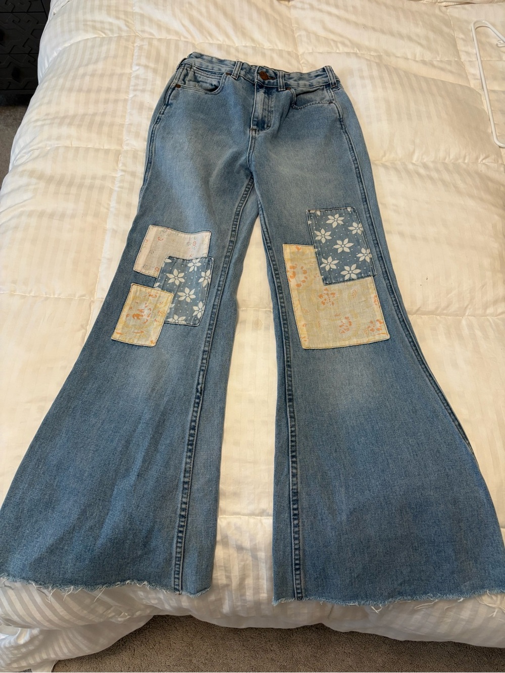 Billabong Wrangler Floral Patchwork Flare Jeans Raw Hem High Waisted Size 26 - Picture 2 of 9